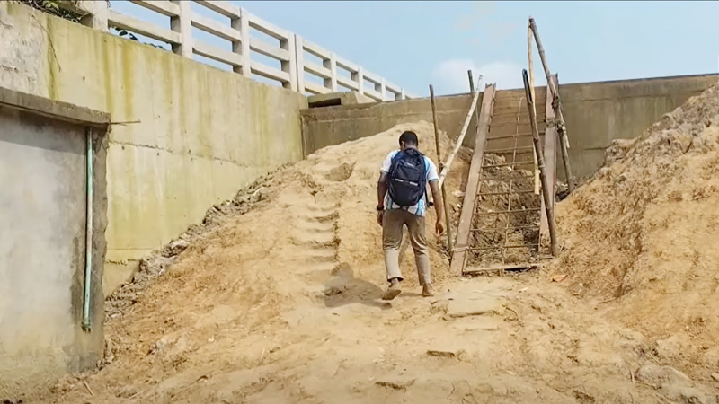 ৯ কোটি টাকার সেতুতে নেই সংযোগ সড়ক, পারাপার মই বেয়ে! 