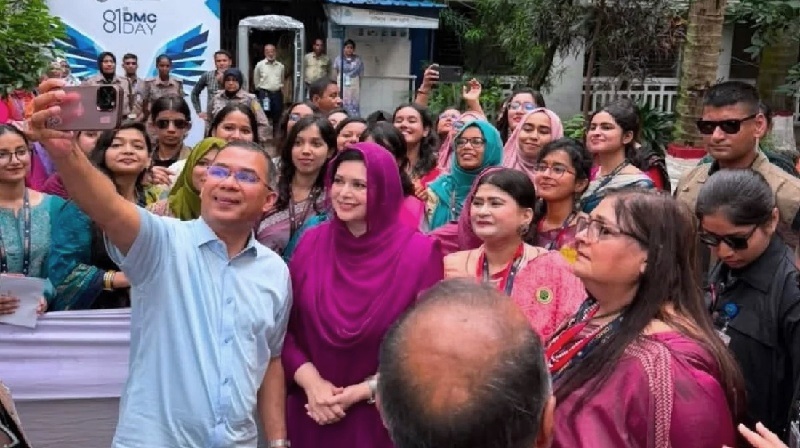 ঢামেকের ৮০ বছর পূর্তি অনুষ্ঠানে প্রধানমন্ত্রী, তুললেন সেলফি