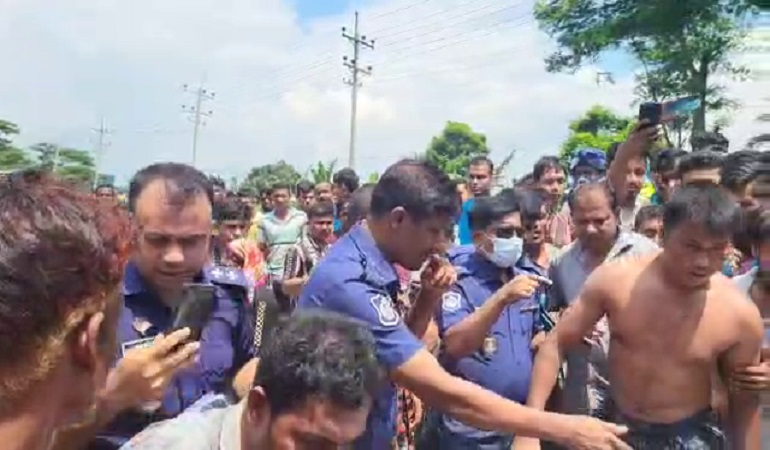 বেলাবোতে  প্রকাশ্যে ব্যবসায়ীকে কুপিয়ে ও গুলি করে হত্যা