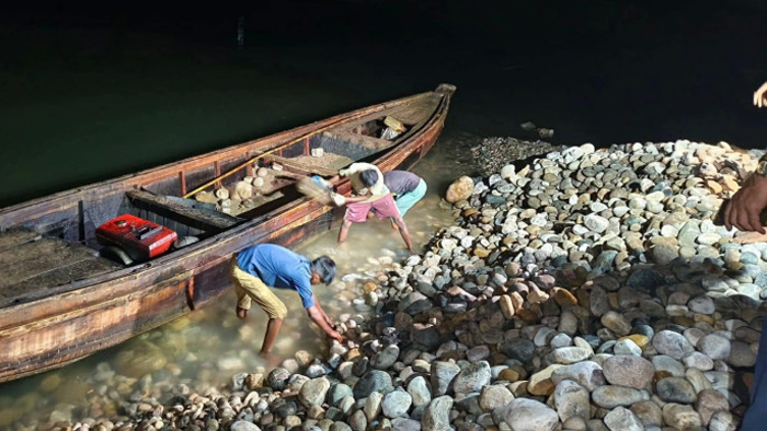 একরাতেই নদীতে ফিরলো লুটের ১২ হাজার ঘনফুট সাদা পাথর