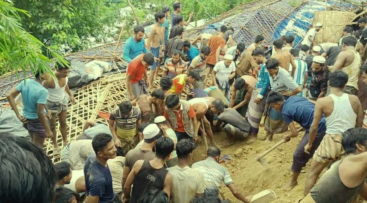 রোহিঙ্গা ক্যাম্পে পাহাড়ধসে ৫ শিক্ষার্থীর মৃত্যু, আটকা বহু শিক্ষার্থী