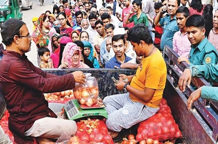 পুলিশের পাহারায় বিক্রি হবে টিসিবি পণ্য