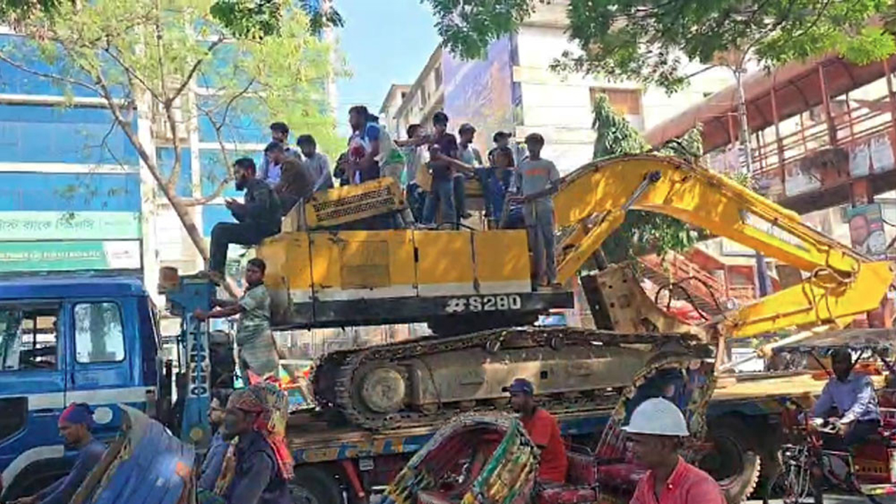 ধানমণ্ডি ৩২-এ দুটি বুলডোজার নিয়ে প্রবেশের চেষ্টায় পুলিশের বাধা