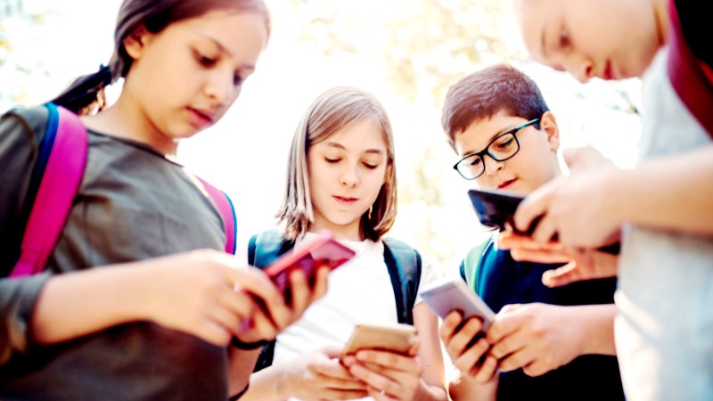 ১৬ বছরের কম বয়সীদের সোশ্যাল মিডিয়া ব্যবহার নিষিদ্ধ করল অস্ট্রেলিয়া