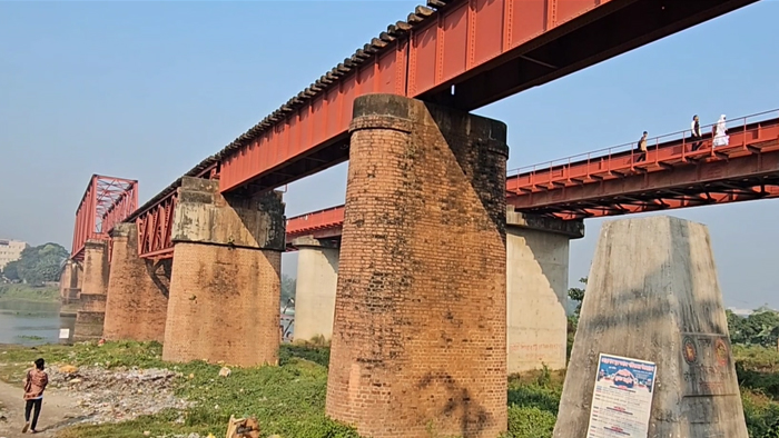 ভূমিকম্পে ঘোড়াশাল রেল সেতুর দুটি পিলারে ফাটল