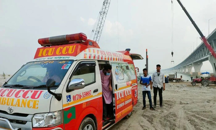 ছেলের ইচ্ছা পূরণ করাতে অ্যাম্বুলেন্সে নিয়ে পদ্মা সেতু দেখালেন বাবা