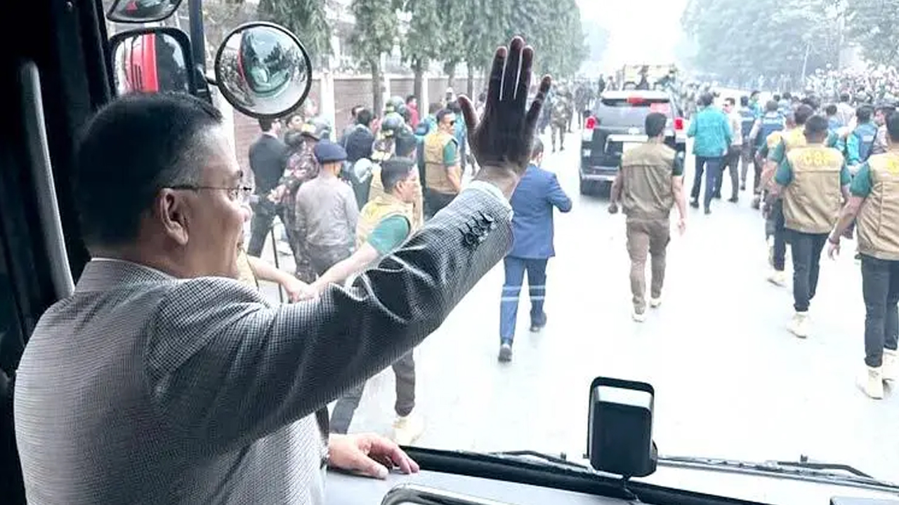 স্বাগত জানাতে গণমানুষের ঢল, হাসিমুখে হাত নাড়ছেন তারেক রহমান