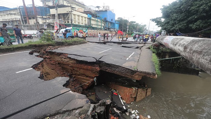 চট্টগ্রামে ভারী বর্ষণে সেতু ভেঙে দুই ভাগ