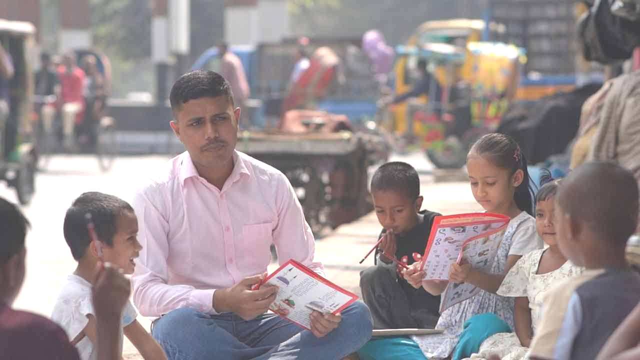 রাজধানীতে ফুটপাতের শিশুদের স্বপ্ন গড়ছেন পুলিশ সদস্য দোলন