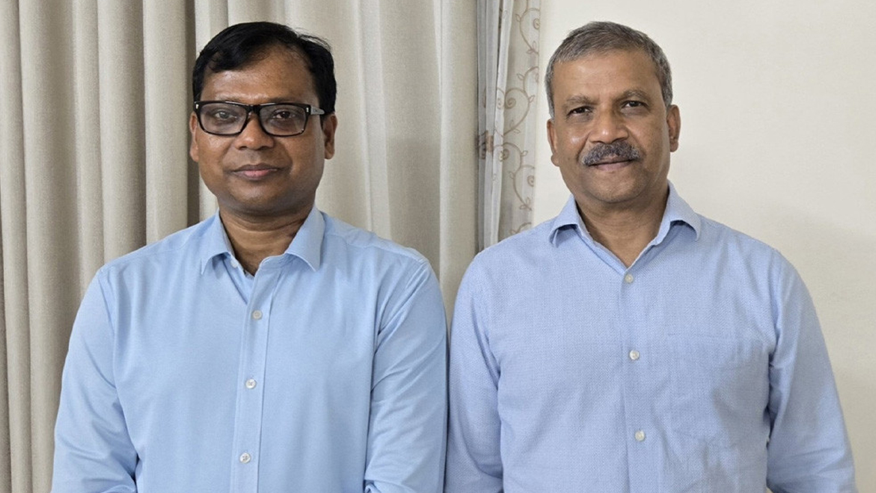 ডিসি সারোয়ার আলমকে নিয়ে আইন উপদেষ্টার আবেগঘন পোস্ট