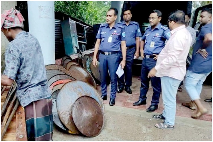 থানায় ঢাল-সড়কি জমা, সংঘর্ষ না করার অঙ্গিকার গ্রামবাসীর