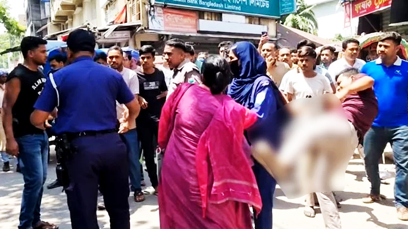 পুলিশের সামনেই নারী উদ্যোক্তাকে প্রকাশ্যে মারধর, ভিডিও ভাইরাল