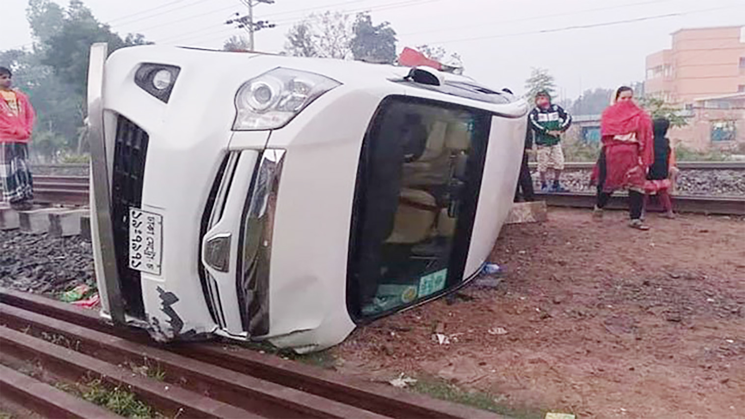 মাইক্রোবাসে ট্রেনের ধাক্কা, মা-ছেলের মৃত্যু