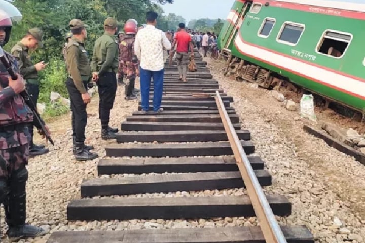 ১৪ ঘণ্টা পর ঢাকা-ময়মনসিংহ ট্রেন চলাচল শুরু