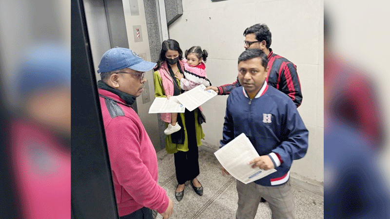 বিসিএস শিক্ষা কর্মকর্তার আ.লীগের লিফলেট বিতরণে