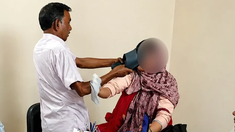 বিএনপি নেতার জুতাপেটার শিকার সেই নারী শিক্ষক সাময়িক বরখাস্ত