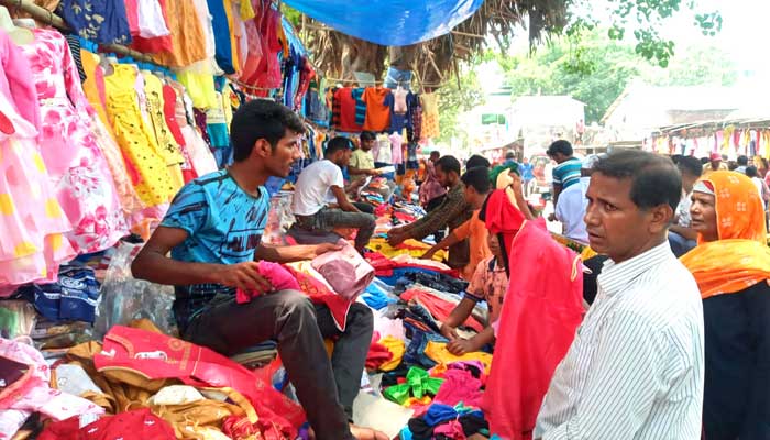 গরিবের কেনাকাটার ভরসা ফুটপাতে বেচাকেনার ধুম