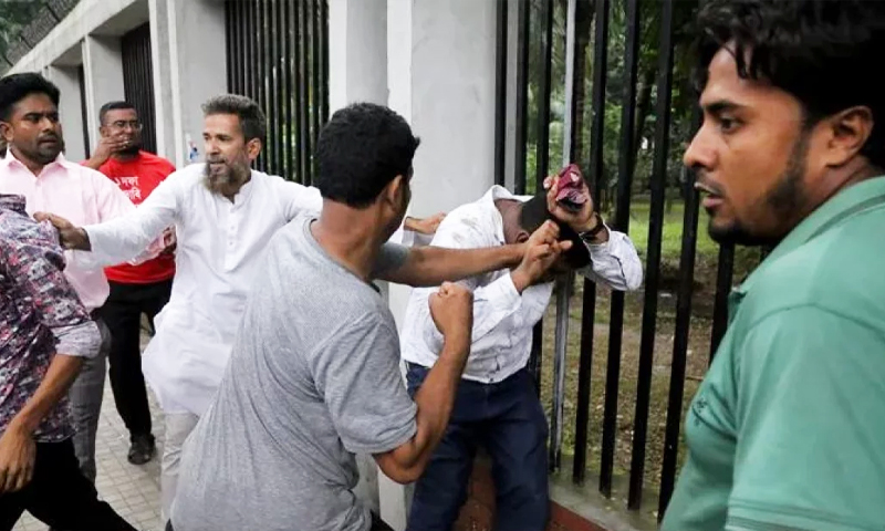 প্রেসক্লাবের সামনে আওয়ামী লীগ সমর্থকদের ওপর হামলা