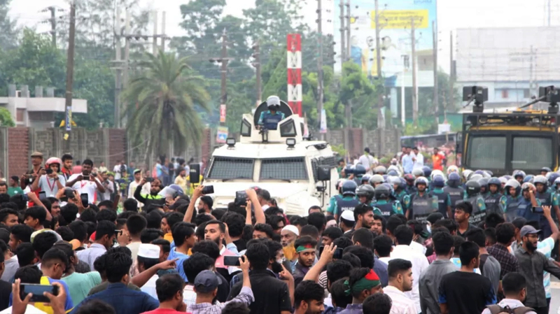 খুলনায় বিশ্ববিদ্যালয় এলাকা রণক্ষেত্র, আহত অর্ধশত