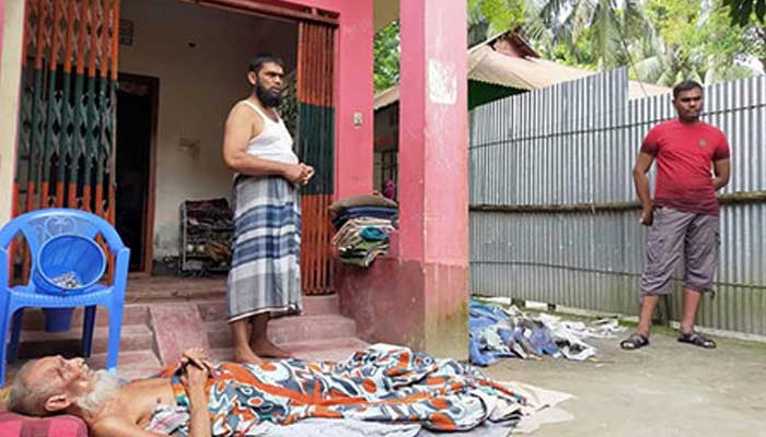 অসুস্থ বাবাকে ঘরের বাইরে ফেলে রাখলো সন্তানরা