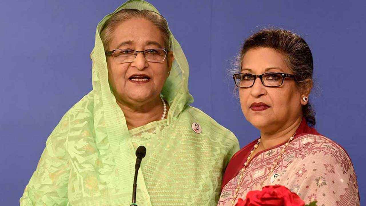 পদত্যাগ করাতে শেখ হাসিনার পায়ে ধরেছিলেন রেহানা!