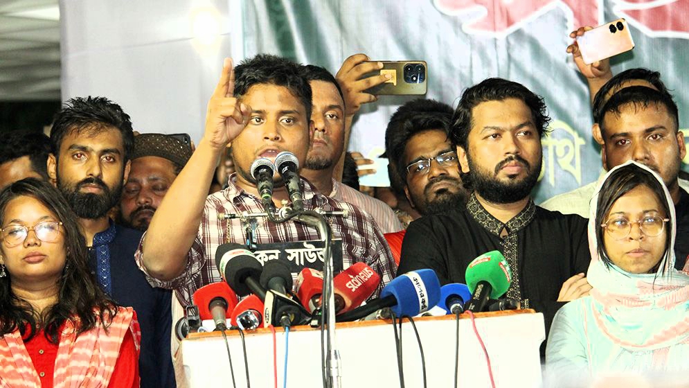 ডিসি-এসপিরা ‘চিপায় পড়ে’ ভালো ব্যবহার করছেন: হাসনাত