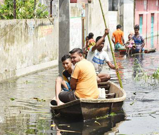 নারায়ণগঞ্জ ফতুল্লায় সড়কে নৌকা