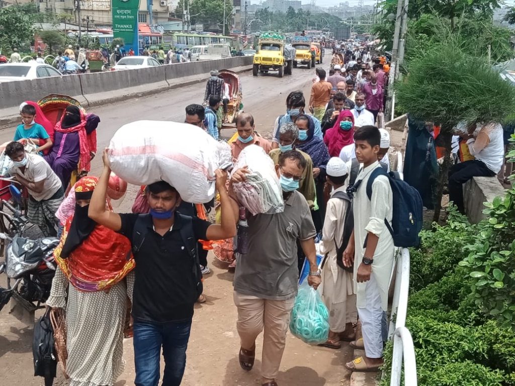 দীর্ঘস্থায়ী লকডাউন আতংকে ঢাকা  ছাড়ছে মানুষ