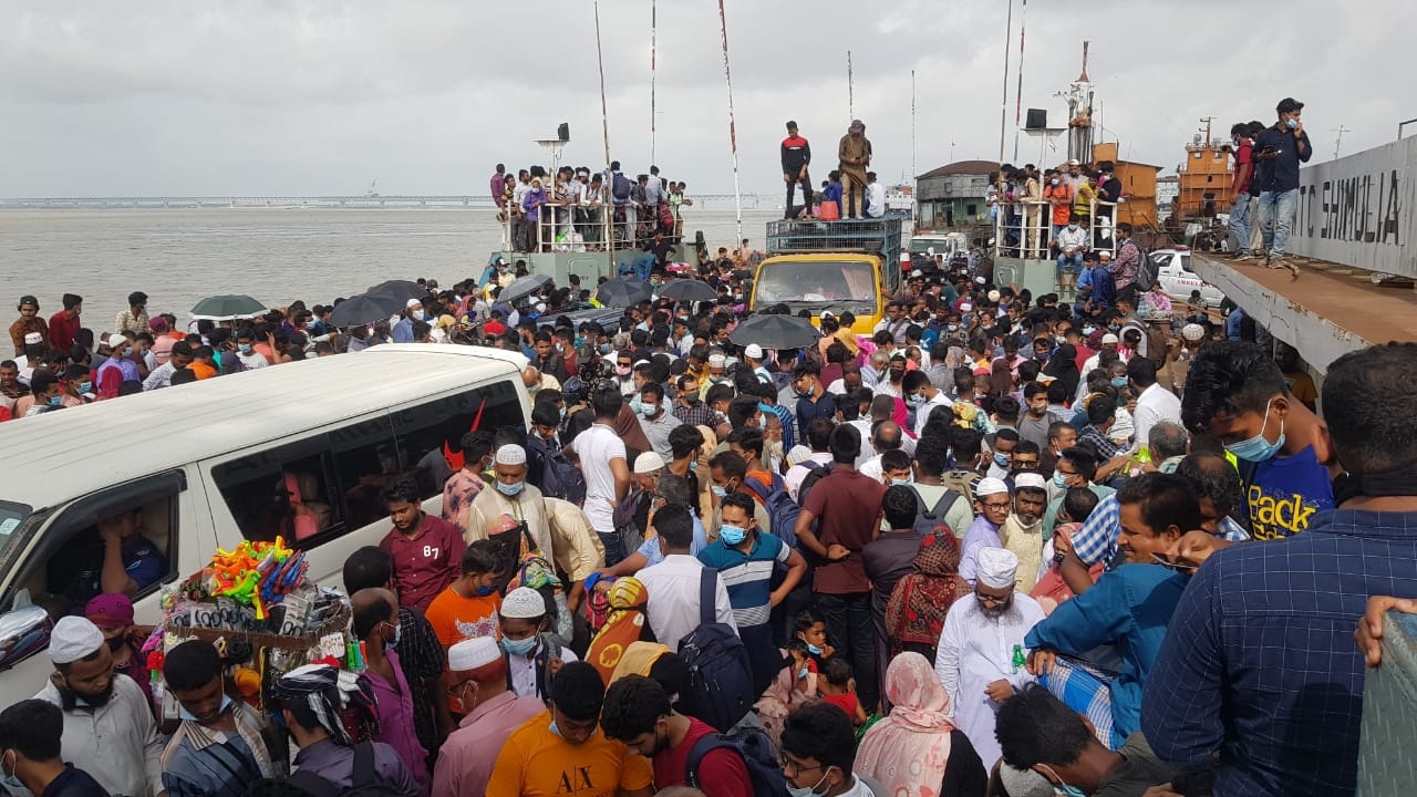 লকডাউনে চেকপোস্টেও কাজ হচ্ছে না, শিমুলিয়ায় মানুষের ঢল