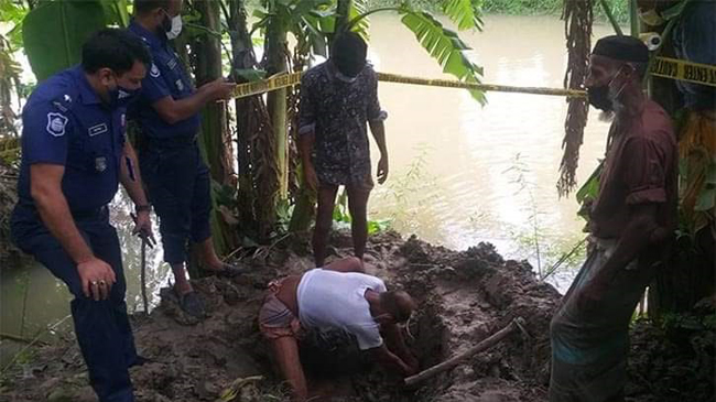 বরগুনায় গর্ত খুঁড়ে মা-মেয়ের লাশ উদ্ধার, স্বামী পলাতক