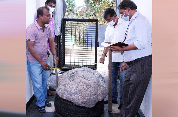 কোদালের কোপে ৮৫০ কোটি টাকার রত্নপাথর বেরিয়ে এল 