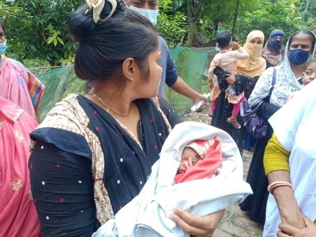 গভীর রাতে রাস্তার পাশে কান্নার শব্দে মিলল নবজাতক 