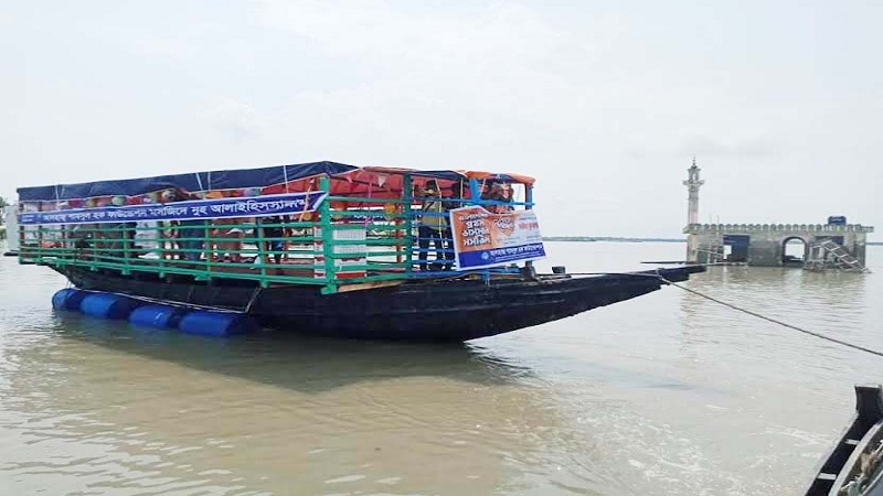 দেশ-বিদেশে ভাইরাল হওয়া সেই ইমামের জন্য ভাসমান মসজিদ  