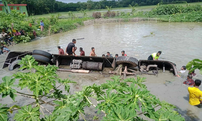 ঝালকাঠিতে নিয়ন্ত্রণ হারিয়ে ভয়াবহ বাস দুর্ঘটনা, ১৫ জনের প্রাণহানি