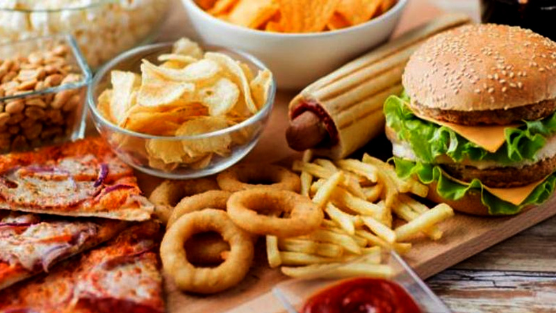 অতিমাত্রায় প্রক্রিয়াজাত খাবারে বাড়াচ্ছে কোলন ক্যানসারের ঝুঁকি