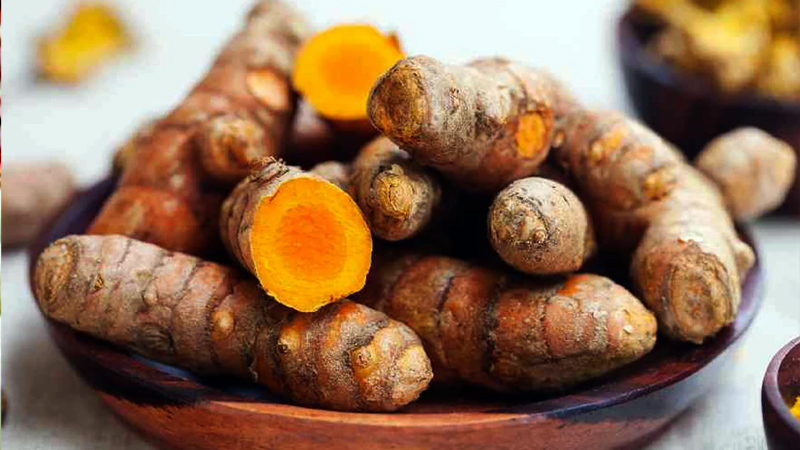 জেনে নিন সকালে খালিপেটে কাঁচা হলুদ খাওয়ার উপকারিতা