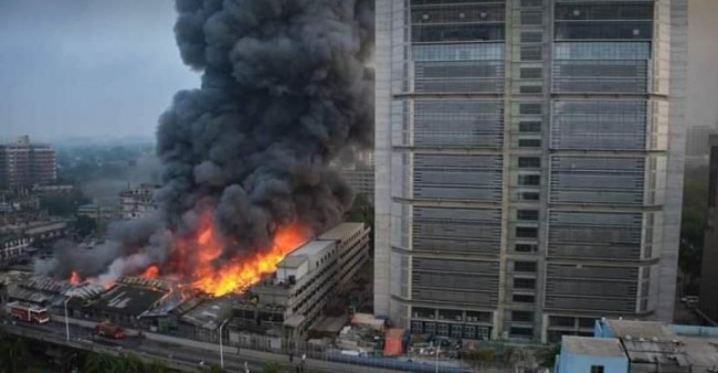 বঙ্গবাজারে আগুন : ৬টি মার্কেটের ছয় হাজার দোকান পুড়েছে