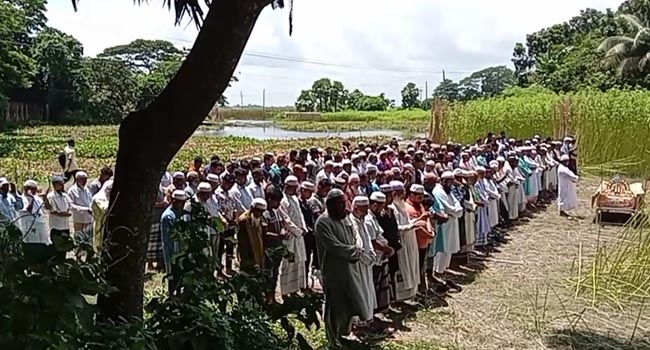 মহিউদ্দীনের লাশ দাফনে গ্রামবাসীর ভিড়, এলেন না স্ত্রী-সন্তান