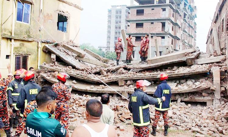 রাজশাহীতে হঠাৎ ভেঙে পড়লো চারতলা ভবন!