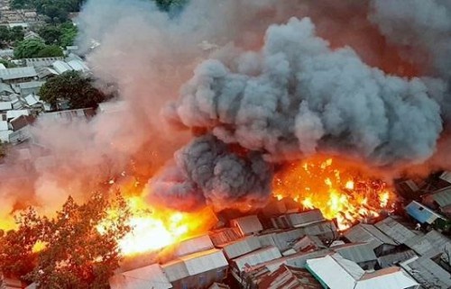 পুড়ে ছাই  মহাখালীর সাততলা বস্তির কয়েকশ’ ঘর আগুন নিয়ন্ত্রণে