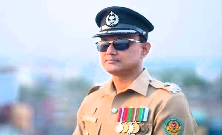 খুলনার সাবেক ওসির আদালতে আত্মসমর্পণ, জনতার ডিম নিক্ষেপ